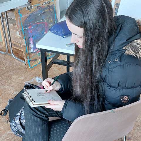 Kinder beim Workshop Malen mit Herz