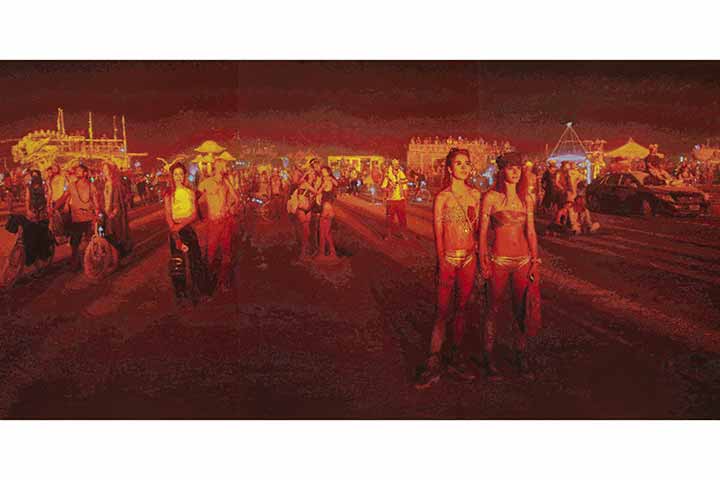 Gemälde von Römer + Römer mit Menschen in leuchtenden Farben beim Burning-Man-Festival