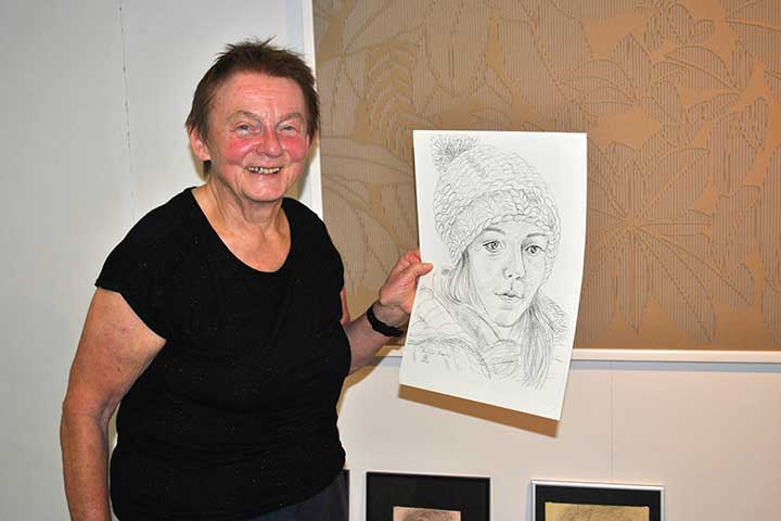 Besucherin beim Porträtzeichnen im Kunstverein Coburg