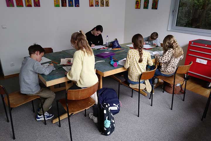 Kinder beim Workshop Malen mit Herz