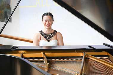 Die Pianistin Nina Scheidmantel am Steinway-Flügel