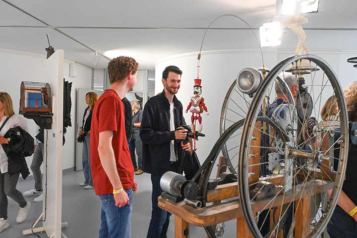 Besucherinnen und Besucher in einer Ausstellung des Kunstvereins Coburg