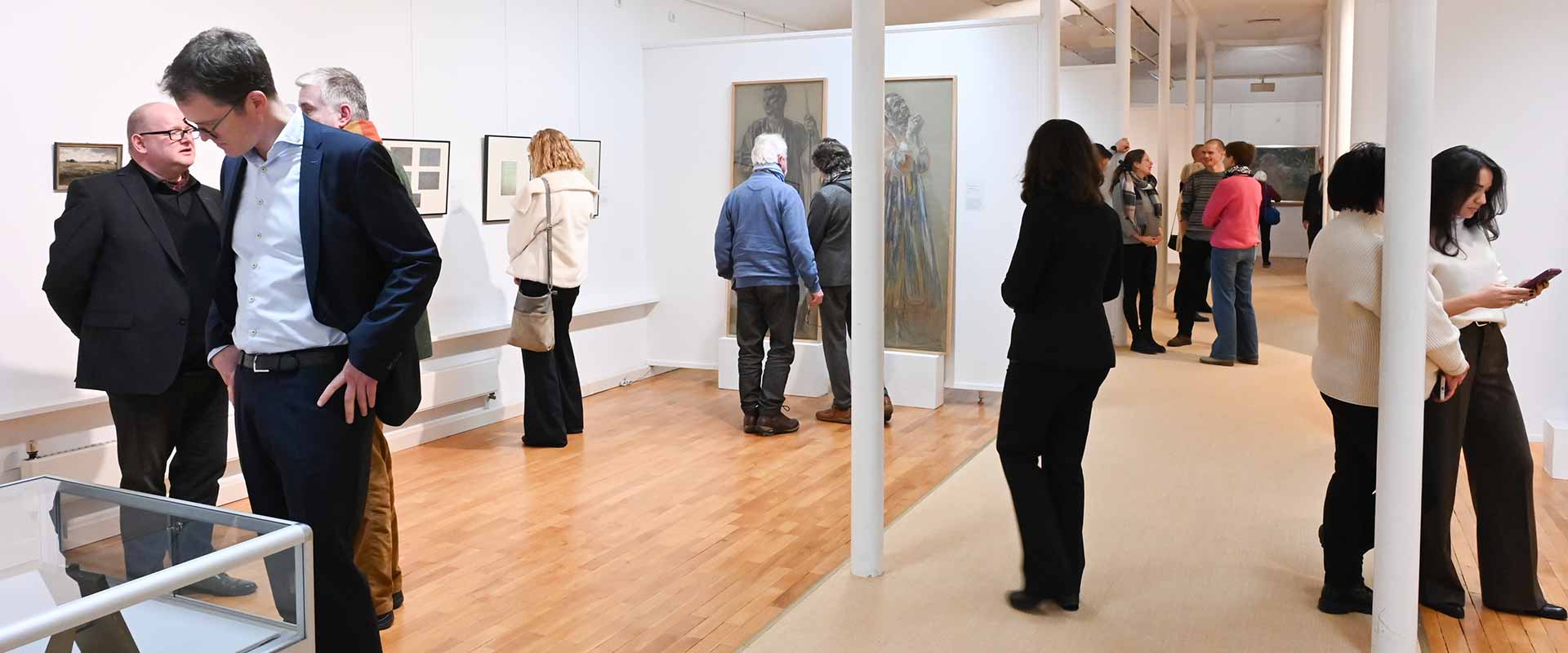 Besucherinnen und Besucher in einer Ausstellung des Kunstvereins Coburg