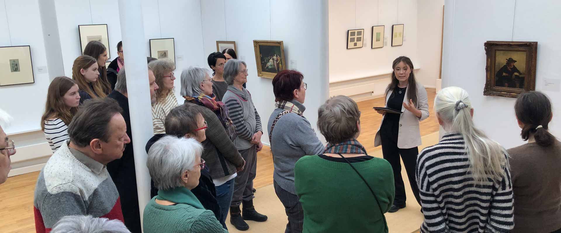 Kunstvermittlung für Gruppen in einer Ausstellung des Kunstvereins Coburg
