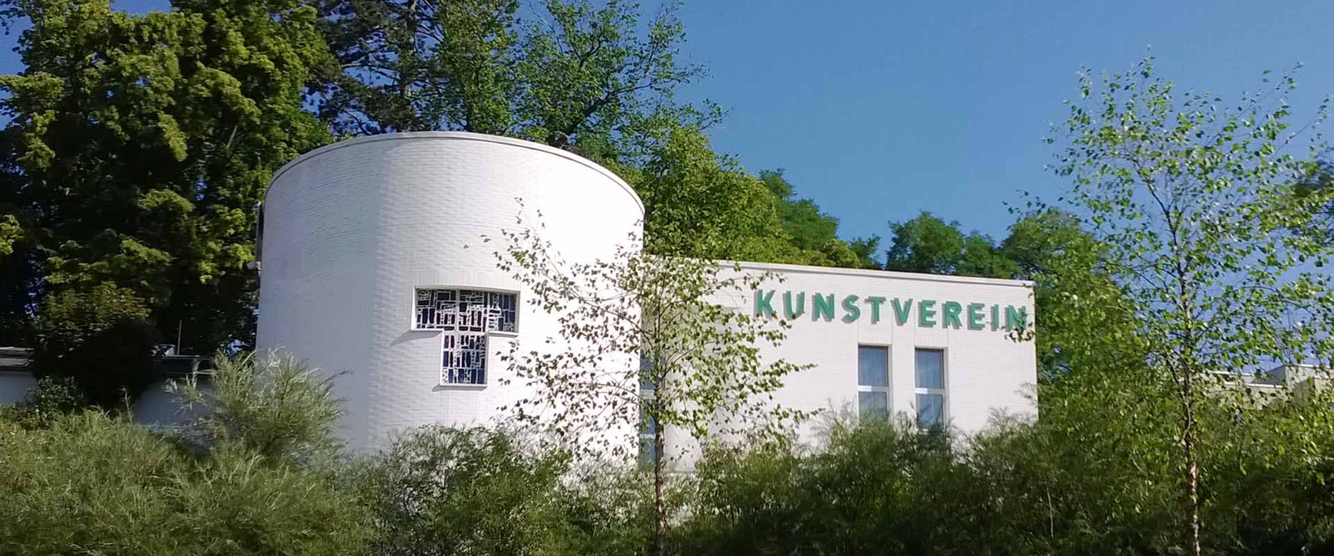 Das Gebäude des Kunstvereins Coburg im Sommer